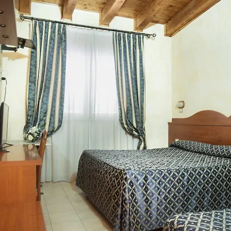 Camp's Hotel *